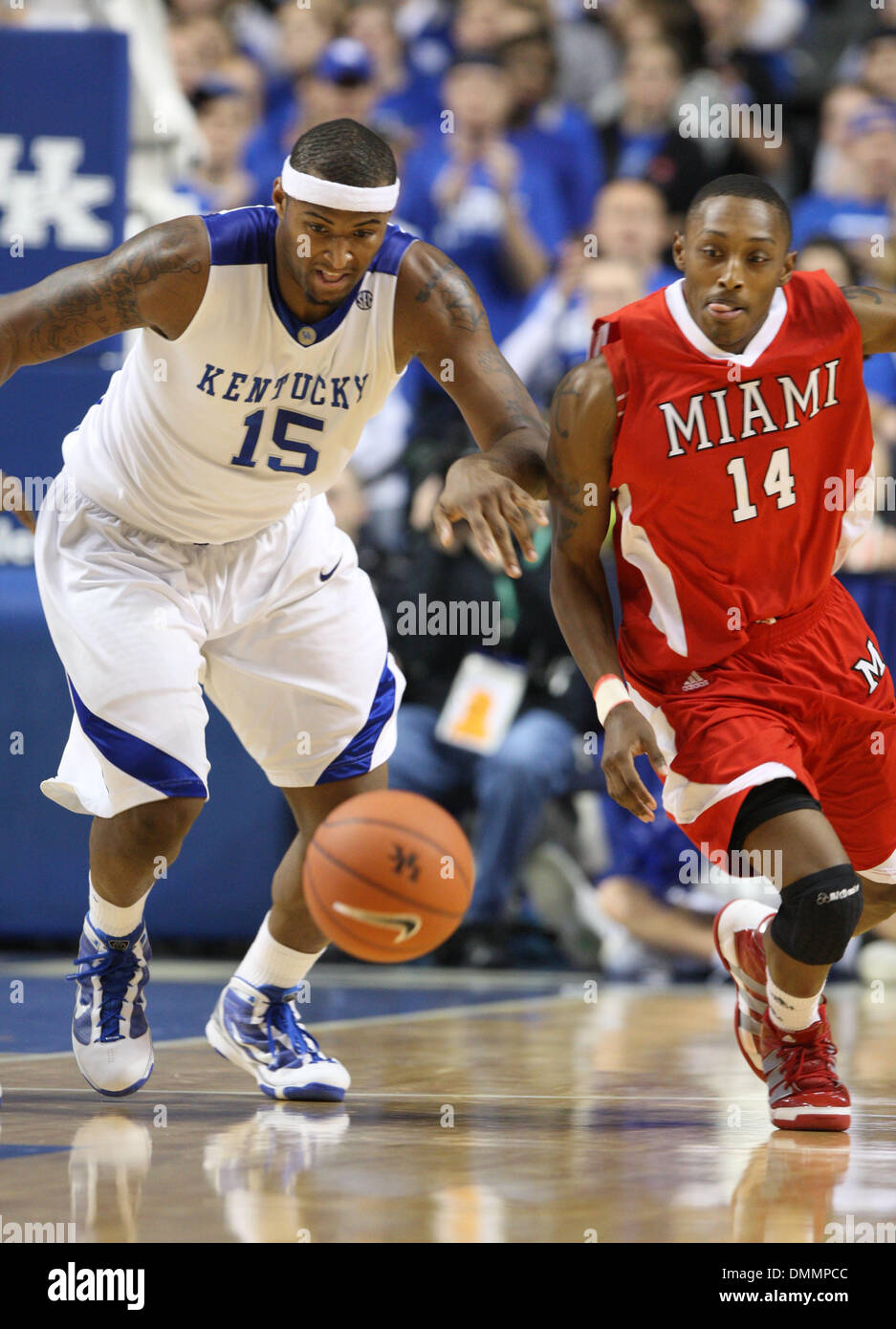 Großbritanniens DeMarcus Cousins und Miamis Kenny Hayes ging nach einem lockeren Ball wie der University of Kentucky in Lexington, Kentucky, Montag, 16. November 2009-Rupp Arena in Miami (Ohio) gespielt. Dies ist zunächst eine halbe Aktion. Foto von Charles Bertram | Personal (Kredit-Bild: © Lexington Herald-Leader/ZUMApress.com) Stockfoto