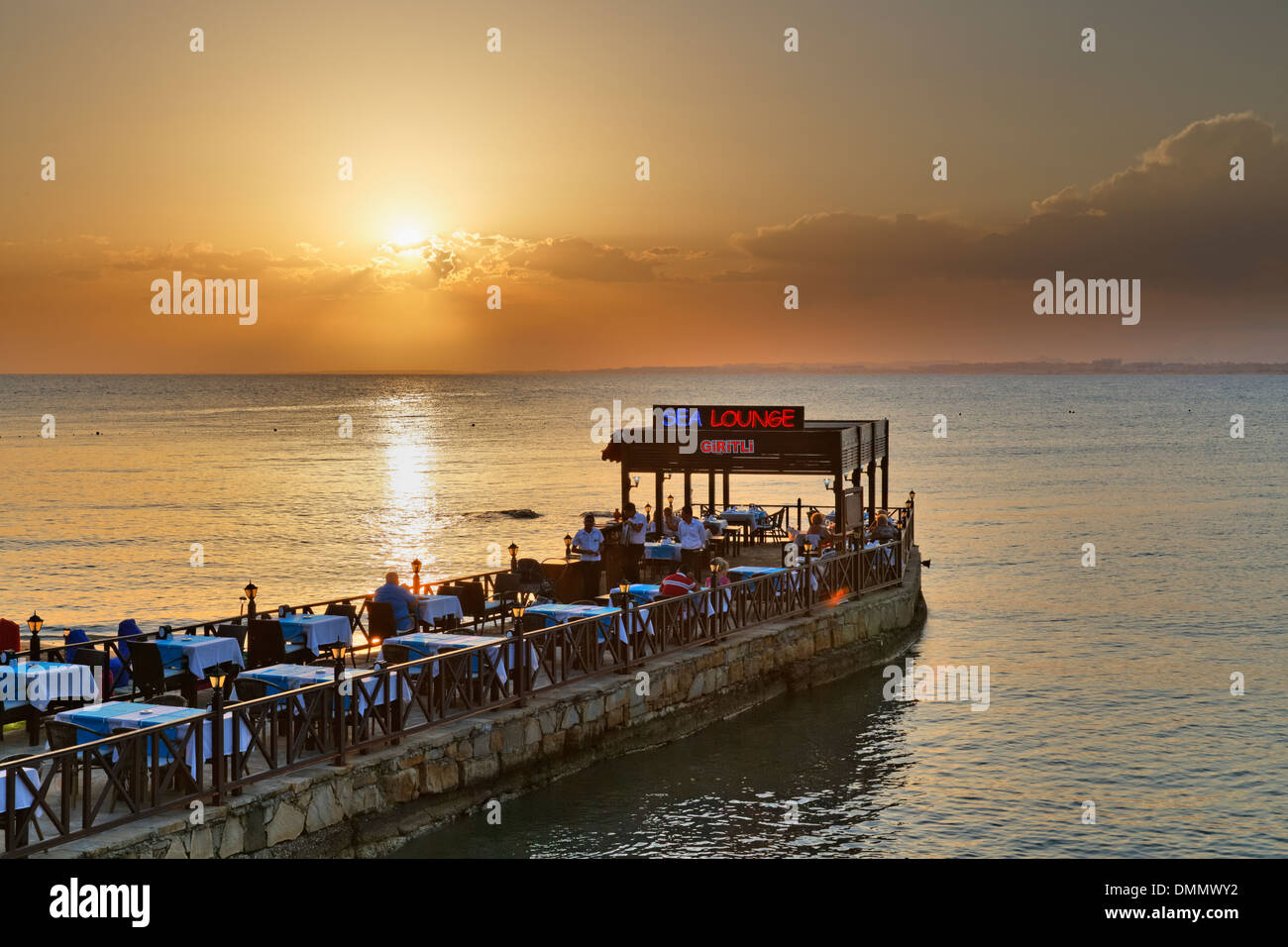 Türkei, Side, Restaurant am Meer bei Sonnenuntergang Stockfoto