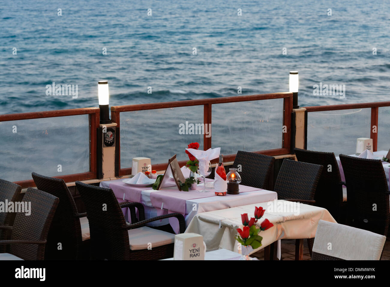 Türkei, Side, lockere Tische in einem Restaurant am Meer Stockfoto