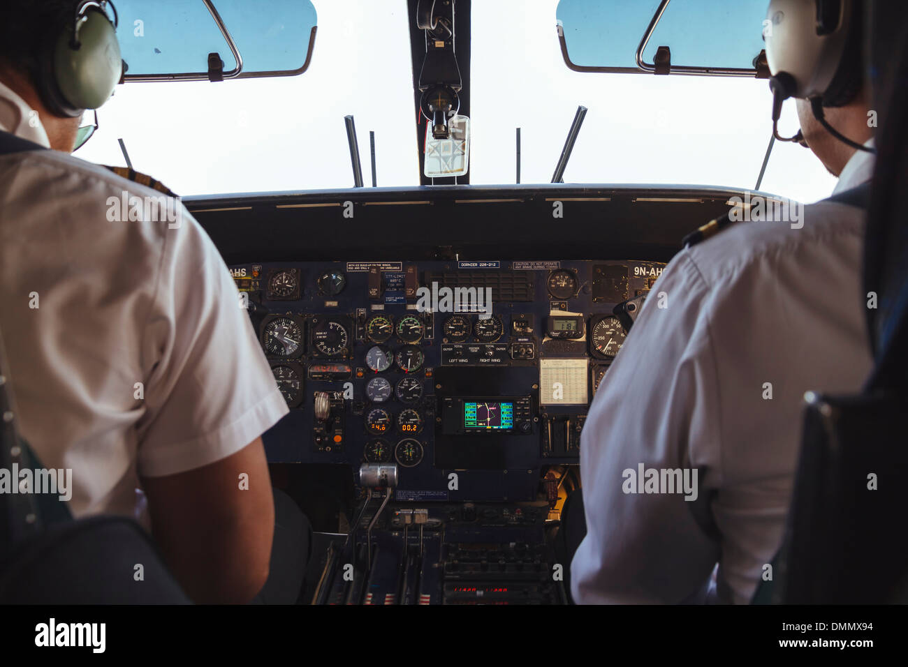Zwei Piloten im Cockpit eine Dornier 228 Stockfoto