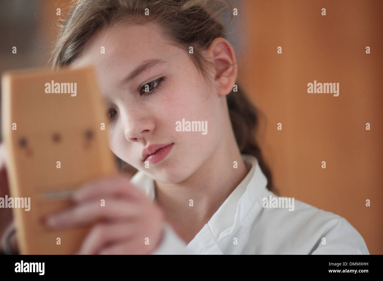 Mädchen arbeiten mit einem elektrischen Gerät Stockfoto