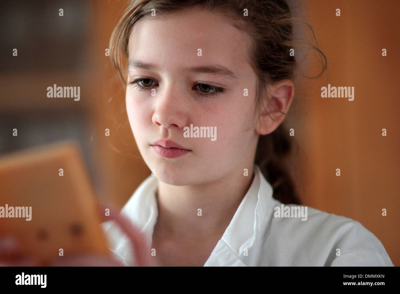 Mädchen arbeiten mit einem elektrischen Gerät Stockfoto