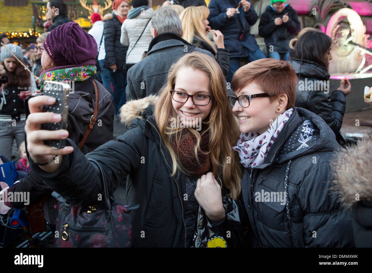 Christmas Market Köln zwei Mädchen machen eine Selfie Selbstporträt Stockfoto