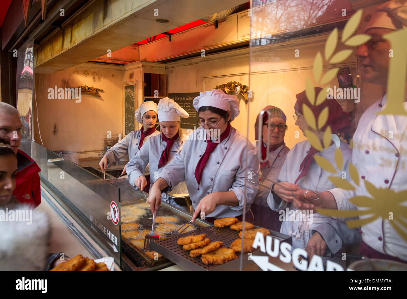 Weihnachtsmarkt in Köln, Deutschland Frauen braten und Verkauf Pfannkuchen in einer Garküche Stockfoto