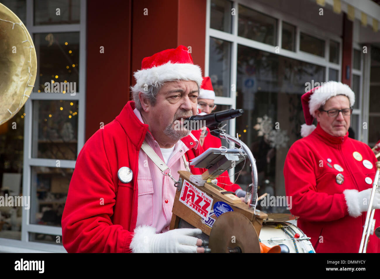 Jazz-Musiker spielen auf dem Weihnachtsmarkt in Köln Stockfoto