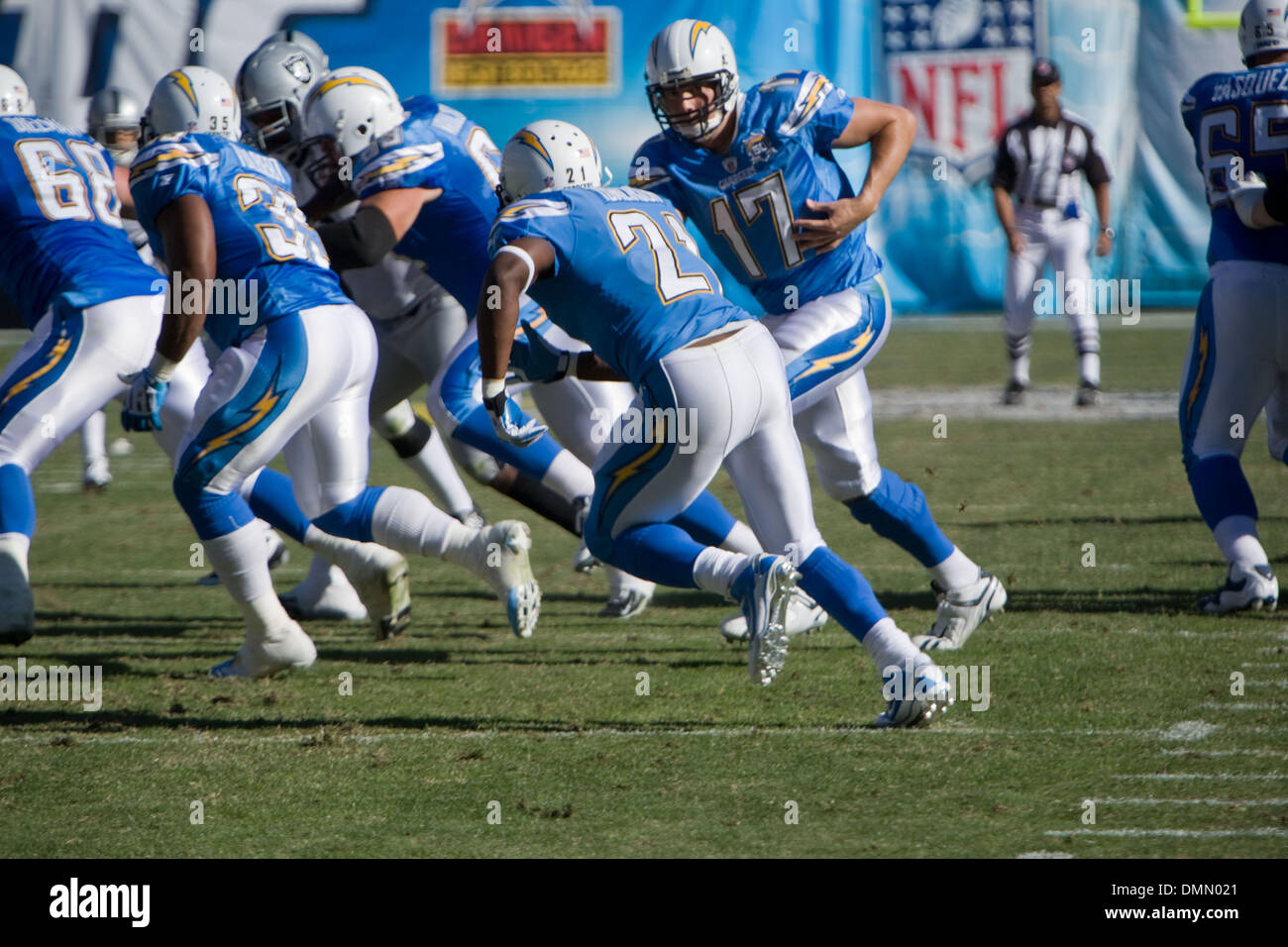 1. November 2009 - San Diego, Kalifornien, USA - die San Diego Chargers machte es 13 Siegen in Folge mit einem 24-16-Sieg gegen die Oakland Raiders. PHILLIP RIVERS übergibt an LaDANIAN TOMLINSON.  (Kredit-Bild: © Daniel Knighton/ZUMA Press) Stockfoto