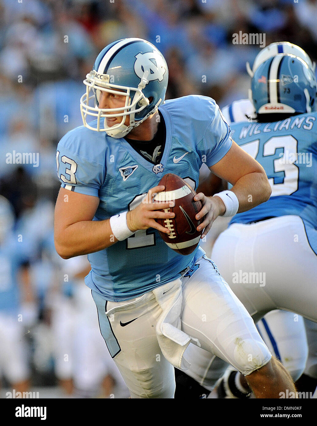 7. November 2009 - Chapel Hill, North Carolina; USA - Carolina Tarheels Quarterback (13) TJ YATES als die University of North Carolina Tarheels besiegt die Duke University Blue Devils mit einem Endstand von 19-6, wie sie Hochschulfußball Kenan Stadium spielten befindet sich in Chapel Hill. Copyright 2009 Jason Moore. (Kredit-Bild: © Jason Moore/ZUMApress.com) Stockfoto