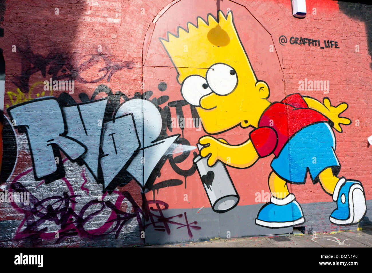 Ein Graffiti von Bart Simpson durch Graffiti Leben in Whitechapel, London. Stockfoto