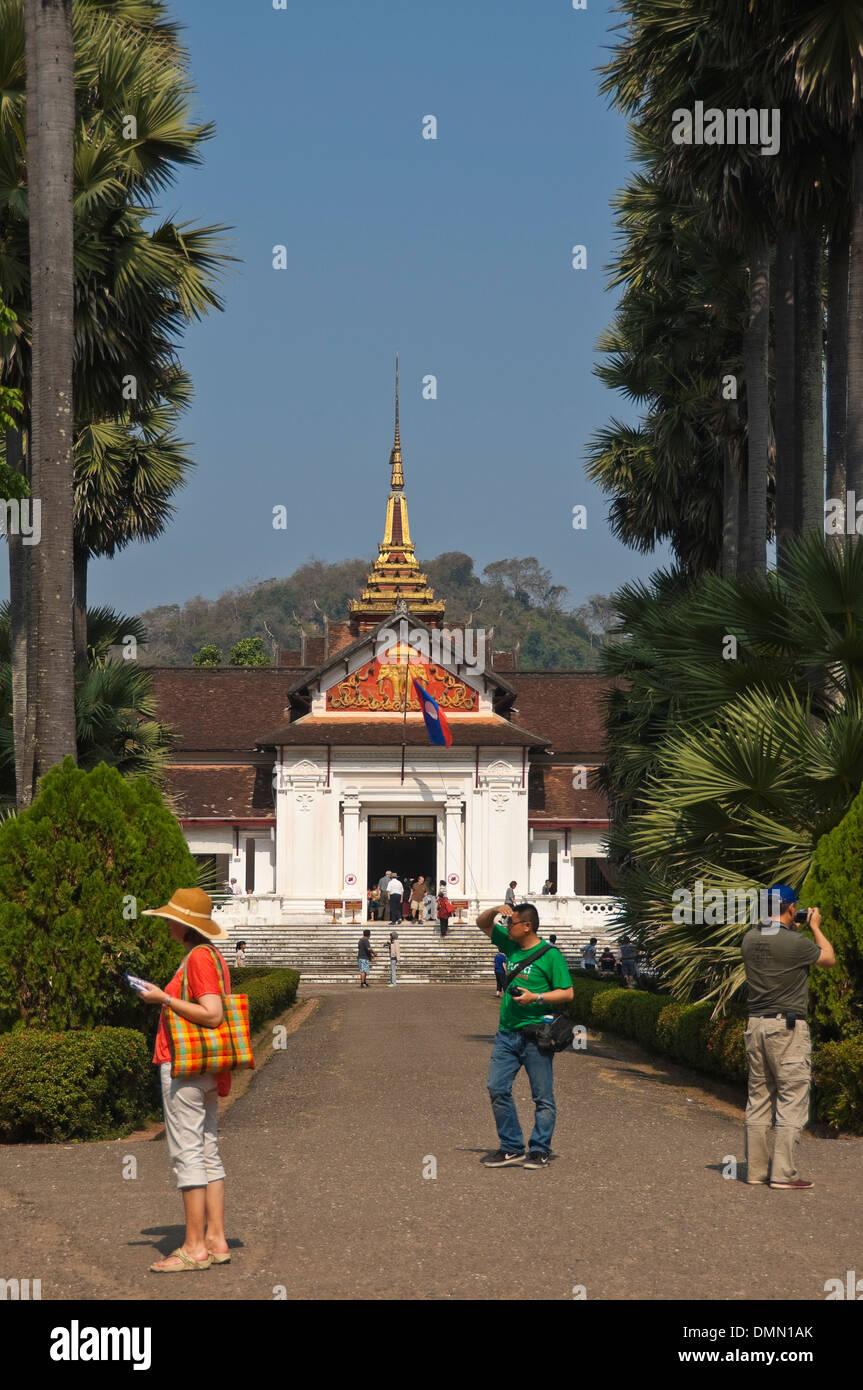 Vertikale Ansicht des Königspalast oder Haw Kham in Luang Prabang an einem sonnigen Tag. Stockfoto