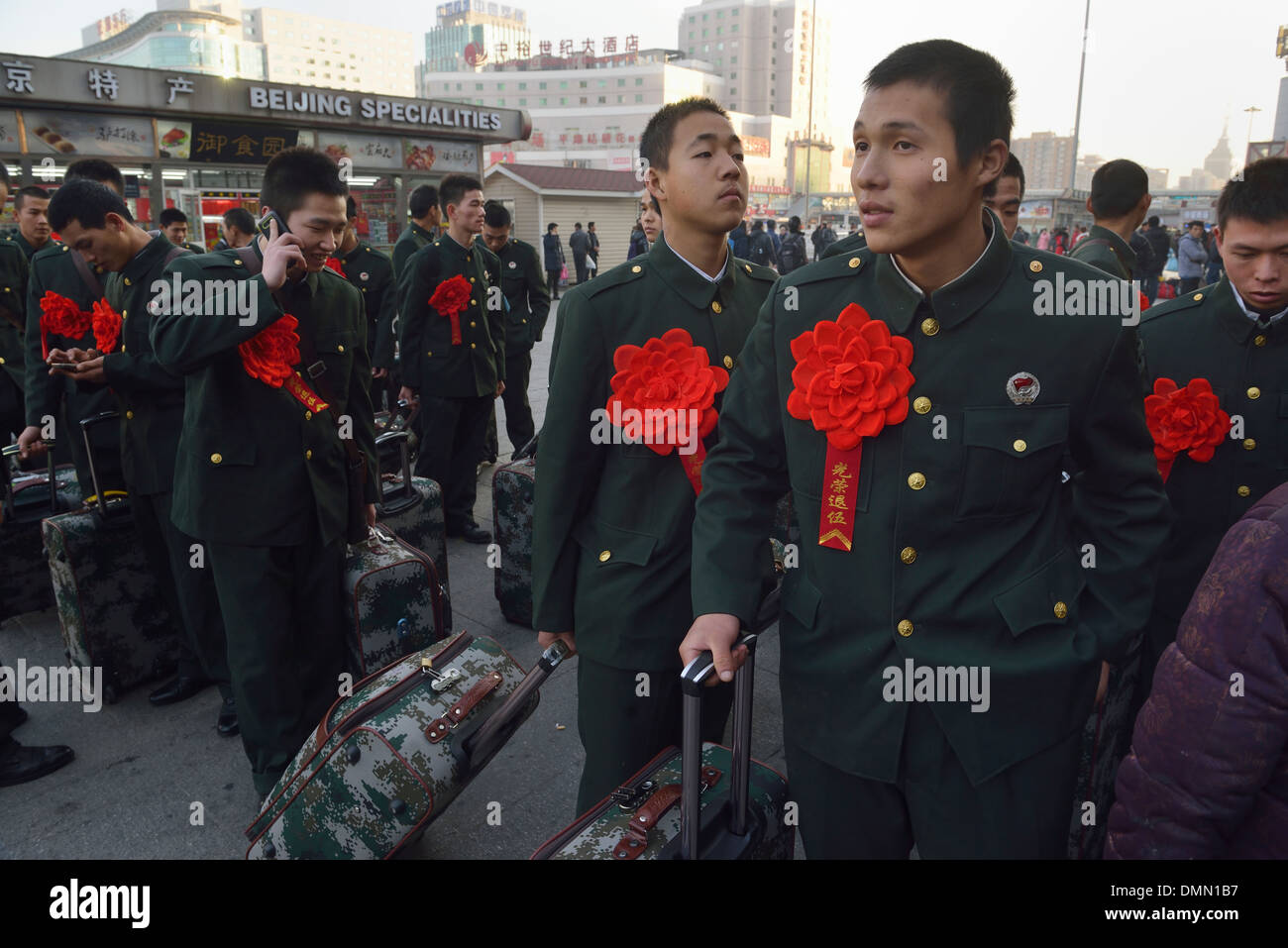 Chinesische demobilisierte Soldaten warten Sie mit dem Zug am Bahnhof in Peking, China. 4. Dezember 2013 Stockfoto