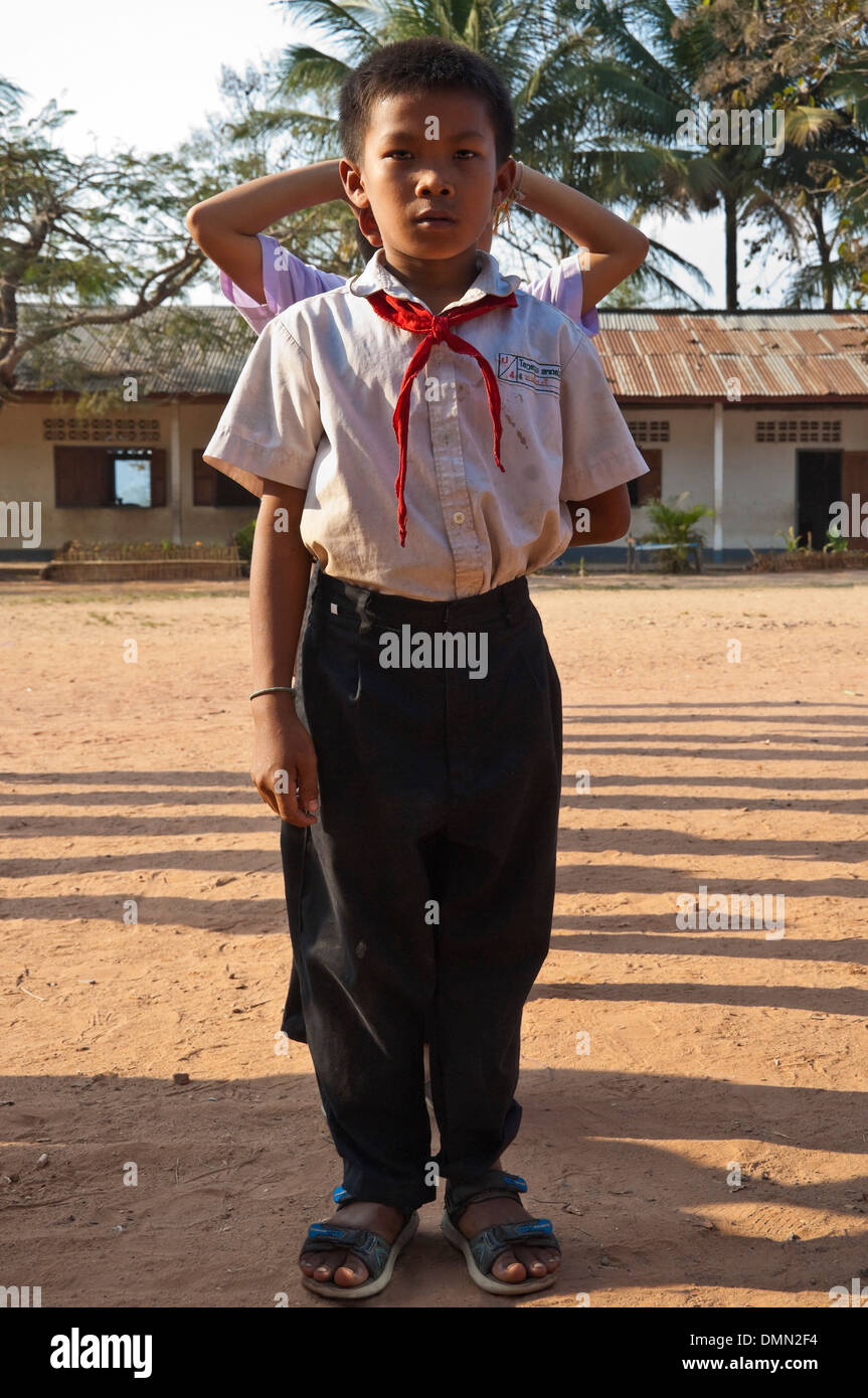 Vertikale Porträt eines kleinen Jungen, so dass eine gerade Linie an einer Schule in Laos. Stockfoto