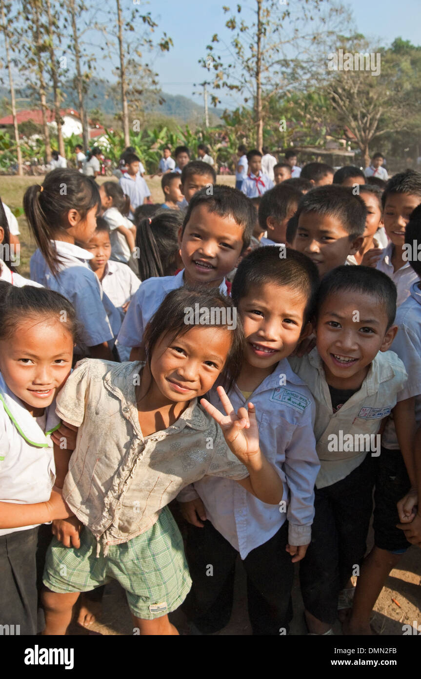 Vertikale Porträt von vielen Schülerinnen und Schüler an einer Schule in Laos zusammen zu spielen. Stockfoto