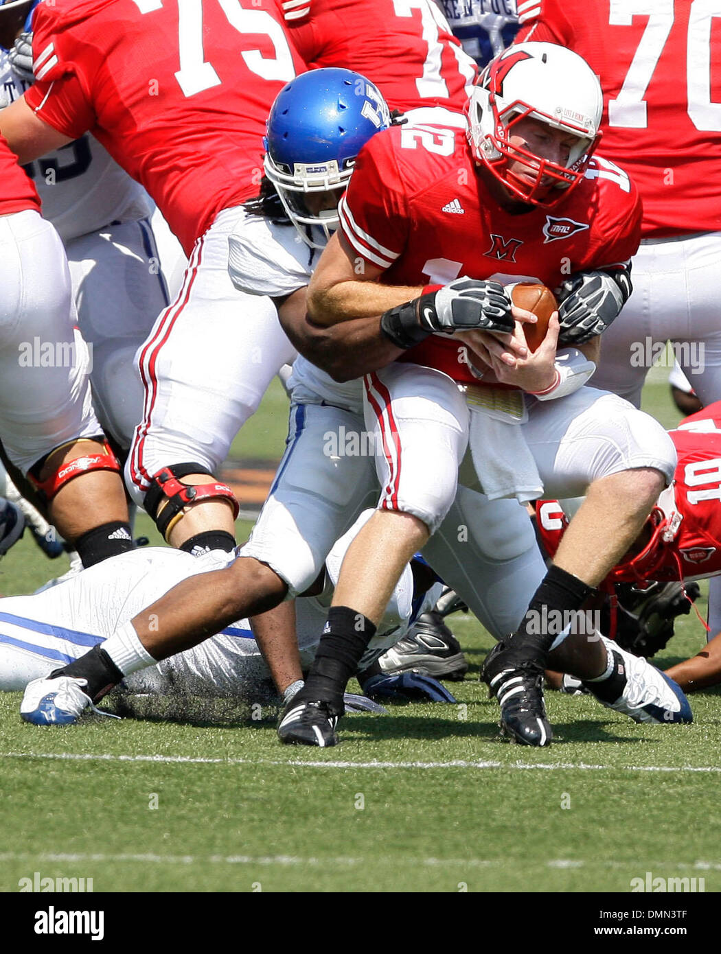 Winston Guy, am Miami Quarterback Daniel Raudabaugh im zweiten Quartal als Kentucky entlassen besiegte Miami Ohio 42-0 am Samstag, 5. September 2009 in Cincinnati, Ohio. Foto: Mark Cornelison | Personal (Kredit-Bild: © Lexington Herald-Leader/ZUMA Press) Stockfoto