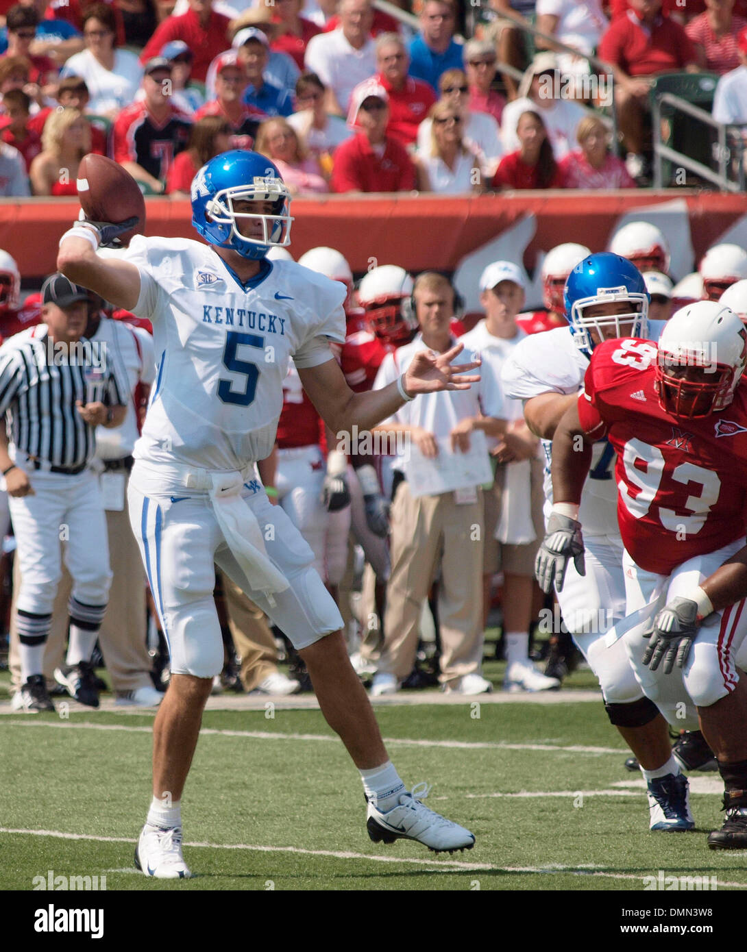 UK Quaterback MIke Hartline schaute Feld in der ersten Hälfte der Universität von Kentucky vs. Miami Ohio-Football-Spiel auf Samstag, 5. September 2009 auf Paul Brown Stadium in Cincinnati, Ohio. Foto von David Perry | Personal (Kredit-Bild: © Lexington Herald-Leader/ZUMA Press) Stockfoto