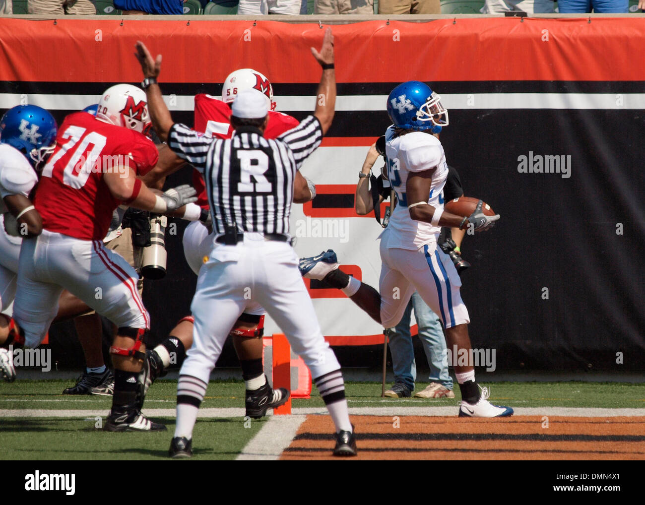 UK Cornerback Trevard Lindley erzielte auf einer Interception in der zweiten Hälfte der Universität von Kentucky vs. Miami Ohio-Football-Spiel auf Samstag, 5. September 2009 Paul Brown Stadium in Cincinnati, Ohio. Foto von David Perry | Personal (Kredit-Bild: © Lexington Herald-Leader/ZUMA Press) Stockfoto