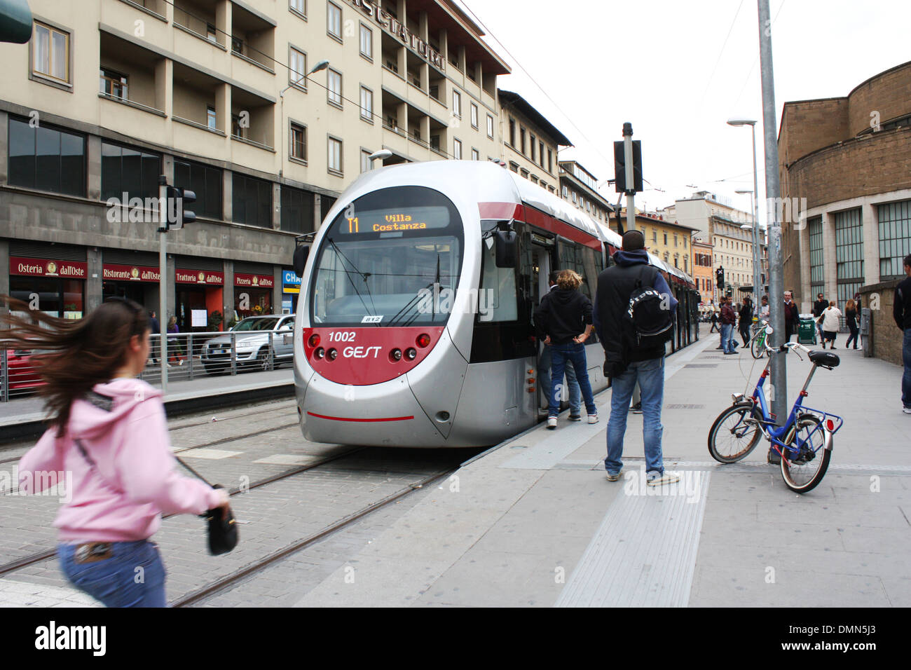 Leute, die mit der Straßenbahn in Florenz, Itlay Stockfoto