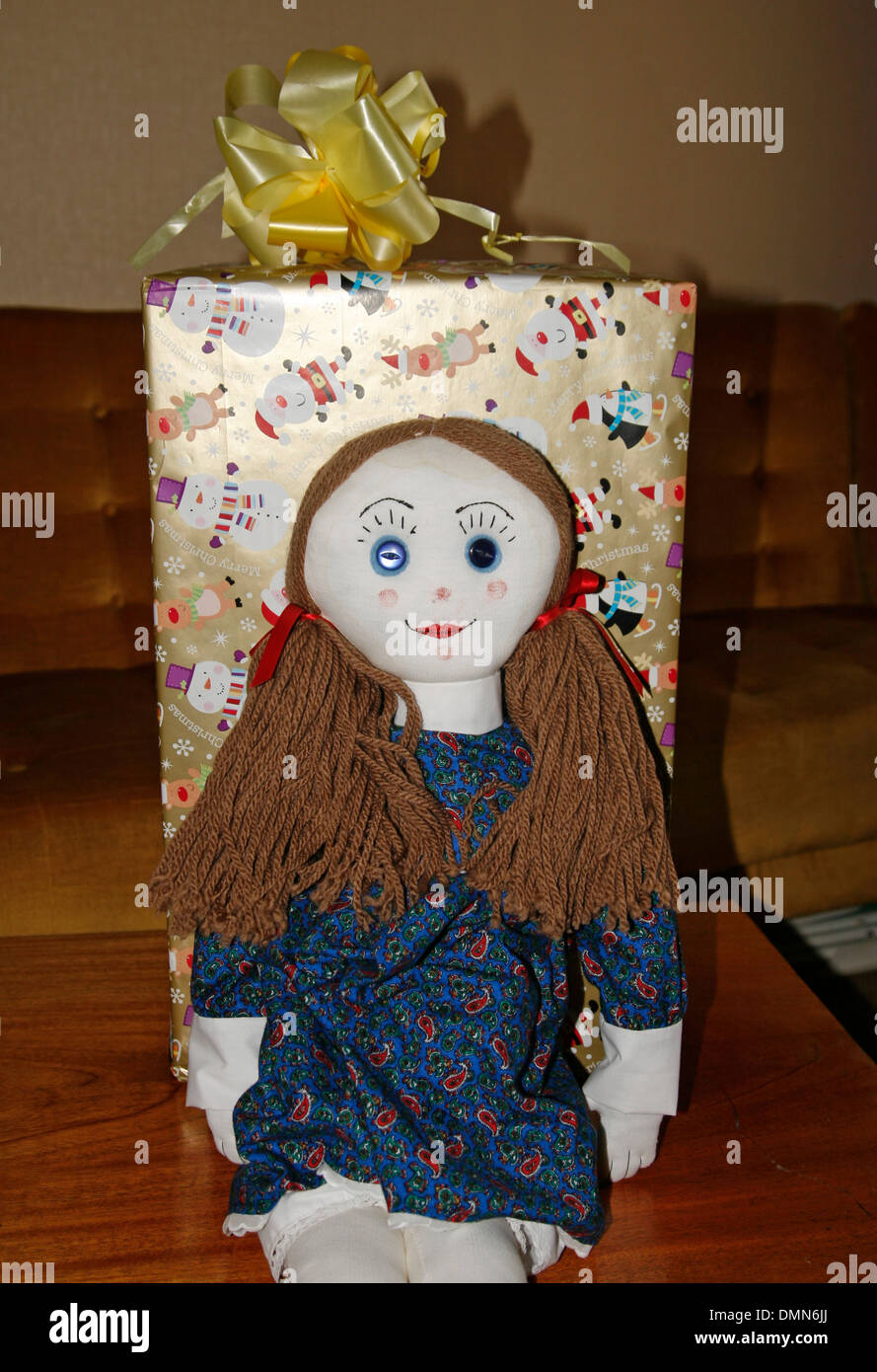Geschenk verpackt mit Puppe Worcester Worcestershire England UK Stockfoto