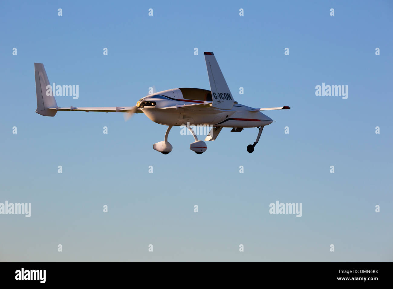 Rutan Long EZ G-Symbol im Endanflug auf Gamston (Retford) Flughafen landen Stockfoto