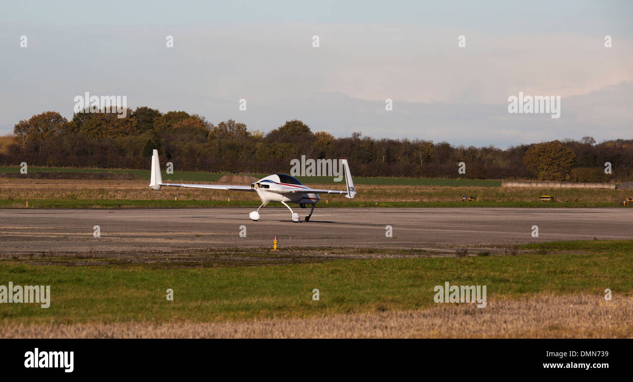 Rutan Long EZ G-ICON über zu nehmen-ff am Gamston (Retford) Flughafen Stockfoto