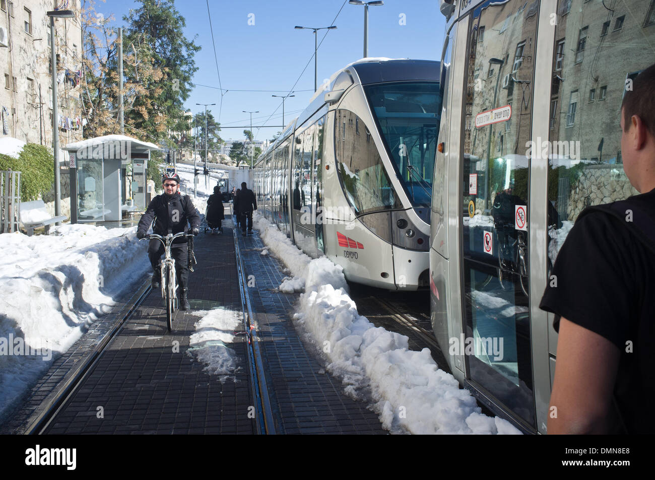 Jerusalem, Israel. 16. Dezember 2013. Jerusalem Light Rail Transit-Straßenbahn-Linie wird eine Autobahn für Fußgänger und Einsatzfahrzeuge als öffentliche Verkehrsmittel und Straßenbahn in der Hauptstadt, die nun für den vierten Tag ausgesetzt. Jerusalem, Israel. 16. Dezember 2013.  Hauptstadt Einwohner kämpfen, im Gefolge der Schneesturm Alexa, als die härtesten Sturm in den letzten 134 Jahren Routine zurückzukehren. Bildnachweis: Nir Alon/Alamy Live-Nachrichten Stockfoto