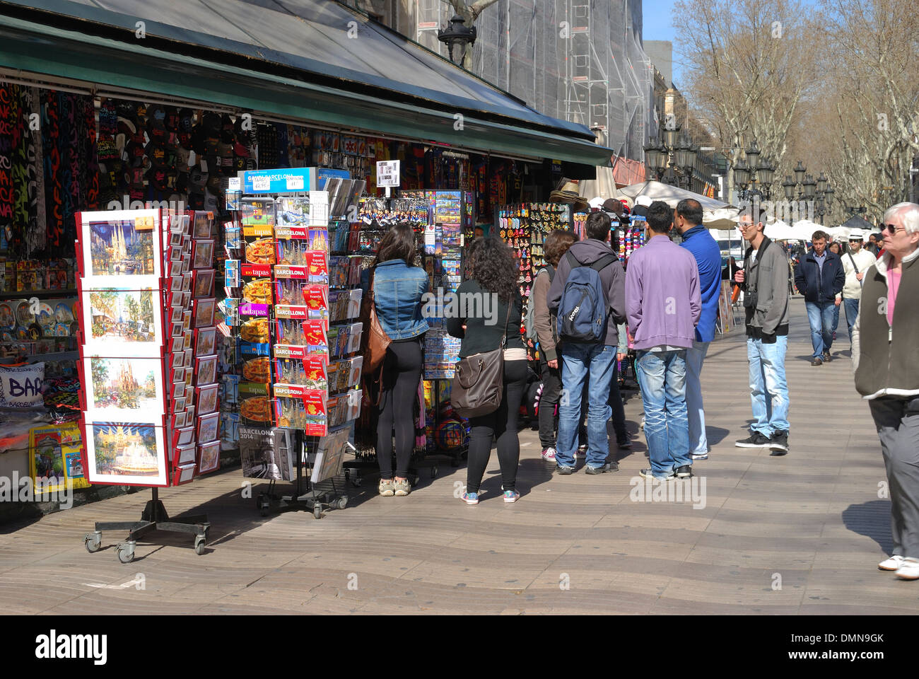 Stall verkaufen Souvenirs, Bücher und Drucke in verkehrsberuhigten Straße La Rambla in Barcelona. Katalonien. Spanien Stockfoto