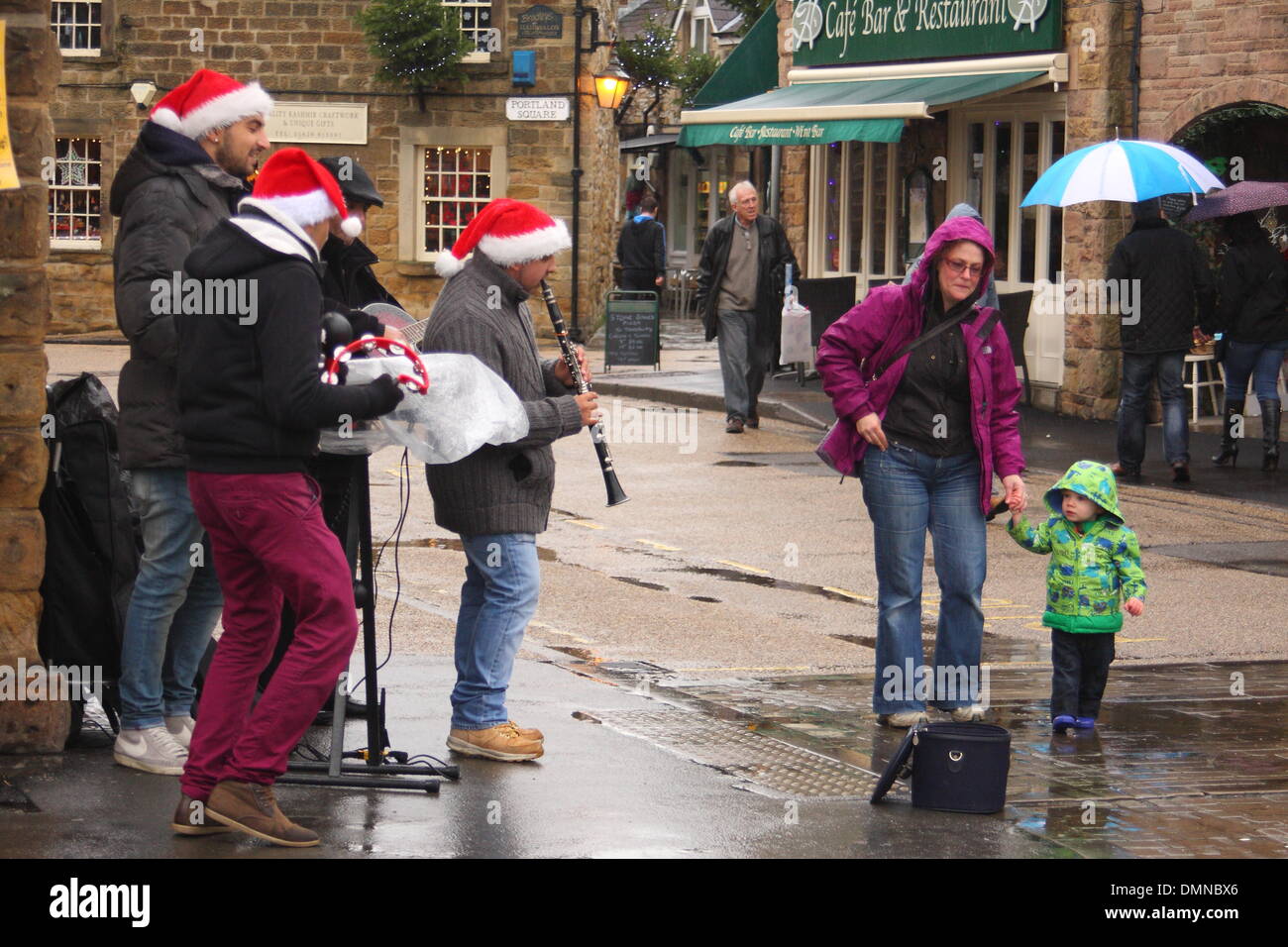 Bakewell, Derbyshire, UK. 16. Dezember 2013. Regen nicht davon abhalten, festliche Straßenkünstlern erklingt in Bakewell Montag Markt in Derbyshires Peak District. Bildnachweis: Matthew Taylor/Alamy Live-Nachrichten Stockfoto