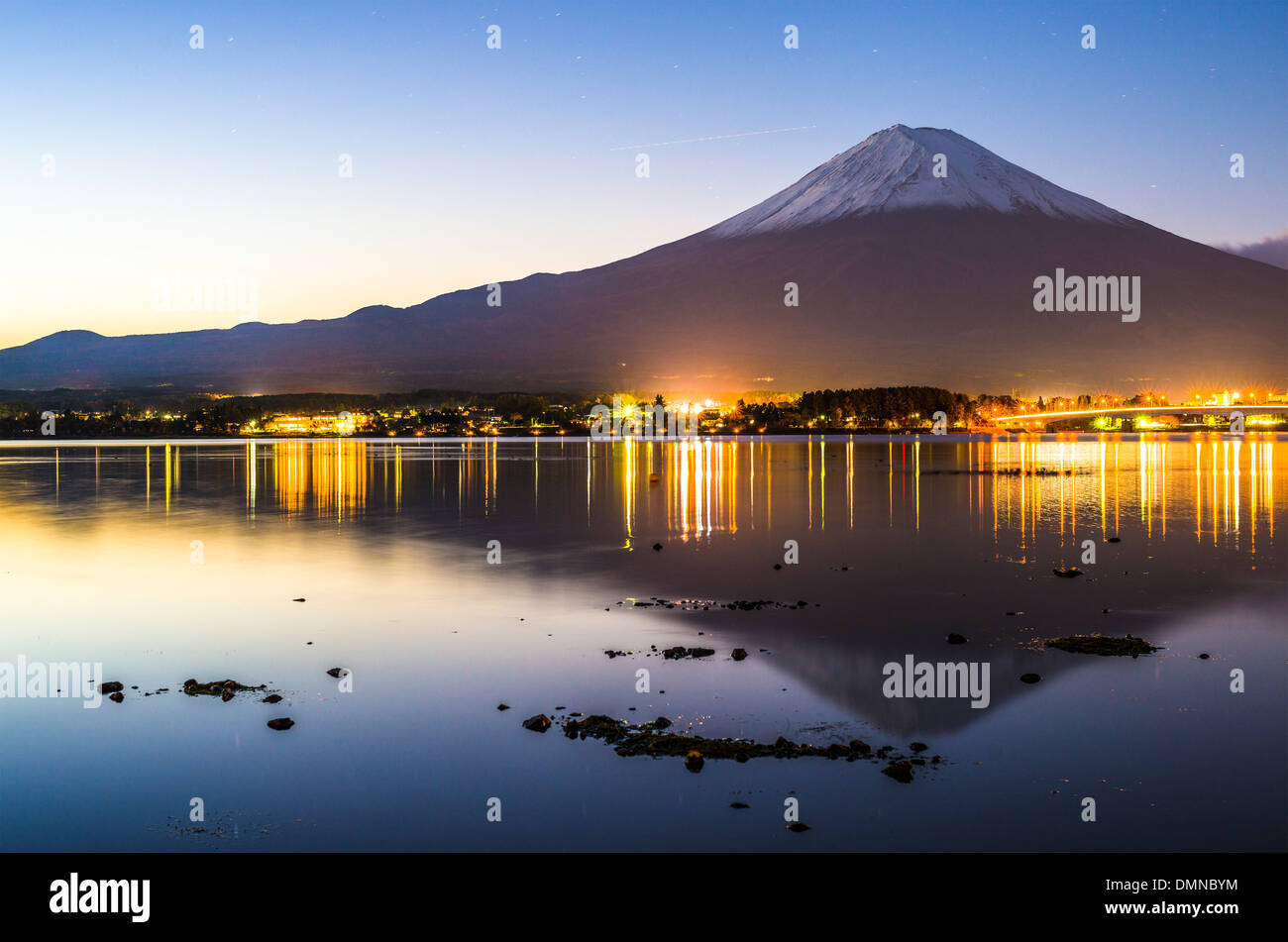 Mt. Fuji in der Abenddämmerung über Kawaguchi-See in Japan. Stockfoto