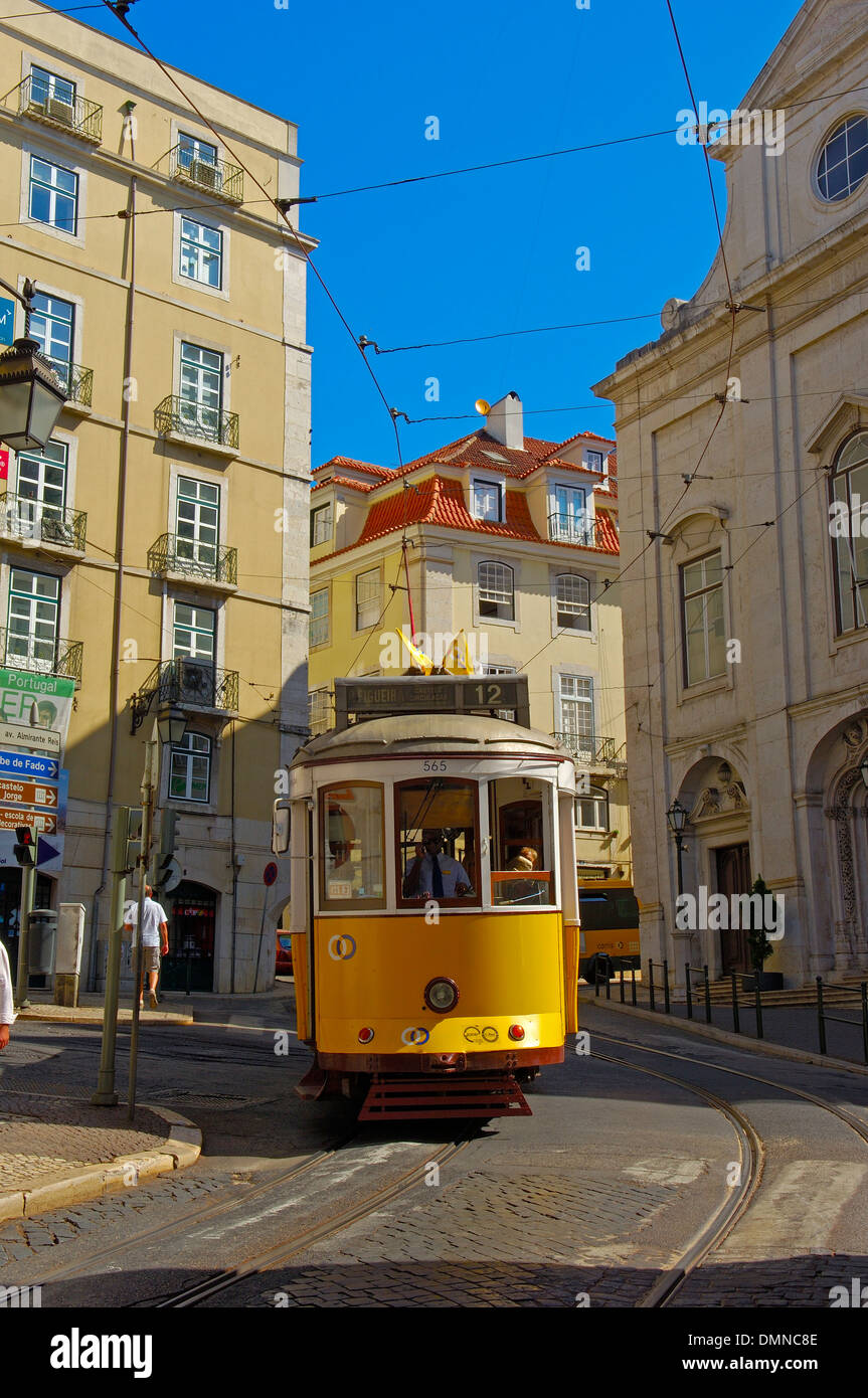 Lissabon. Straßenbahn in Alfama Viertel. Portugal Stockfoto