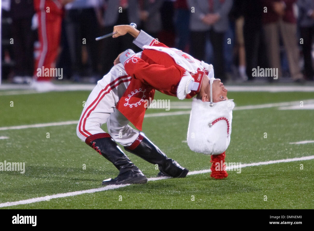 12. September 2009: The Ohio State Band Drum Major ist der berühmte Kurve zurück während der Buckeye Schlachtruf vor der NCAA College-Football-Spiel zwischen den USC Trojans und den Ohio State Buckeyes im Ohio Stadium in Columbus, Ohio.  #3 sammelten sich USC auf #7 Ohio Zustand 18-15 vor einer Rekordkulisse von 106.033 Fans im Ohio Stadium zu besiegen. (Kredit-Bild: © Southcreek Global/ZUMApress. Stockfoto