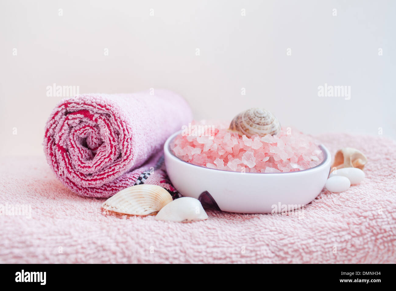 Rosa "Wellness-Salon" Spa Therapie Aromatherapie "Bad Salz" Handtuch Hintergrund "Muscheln" Stockfoto