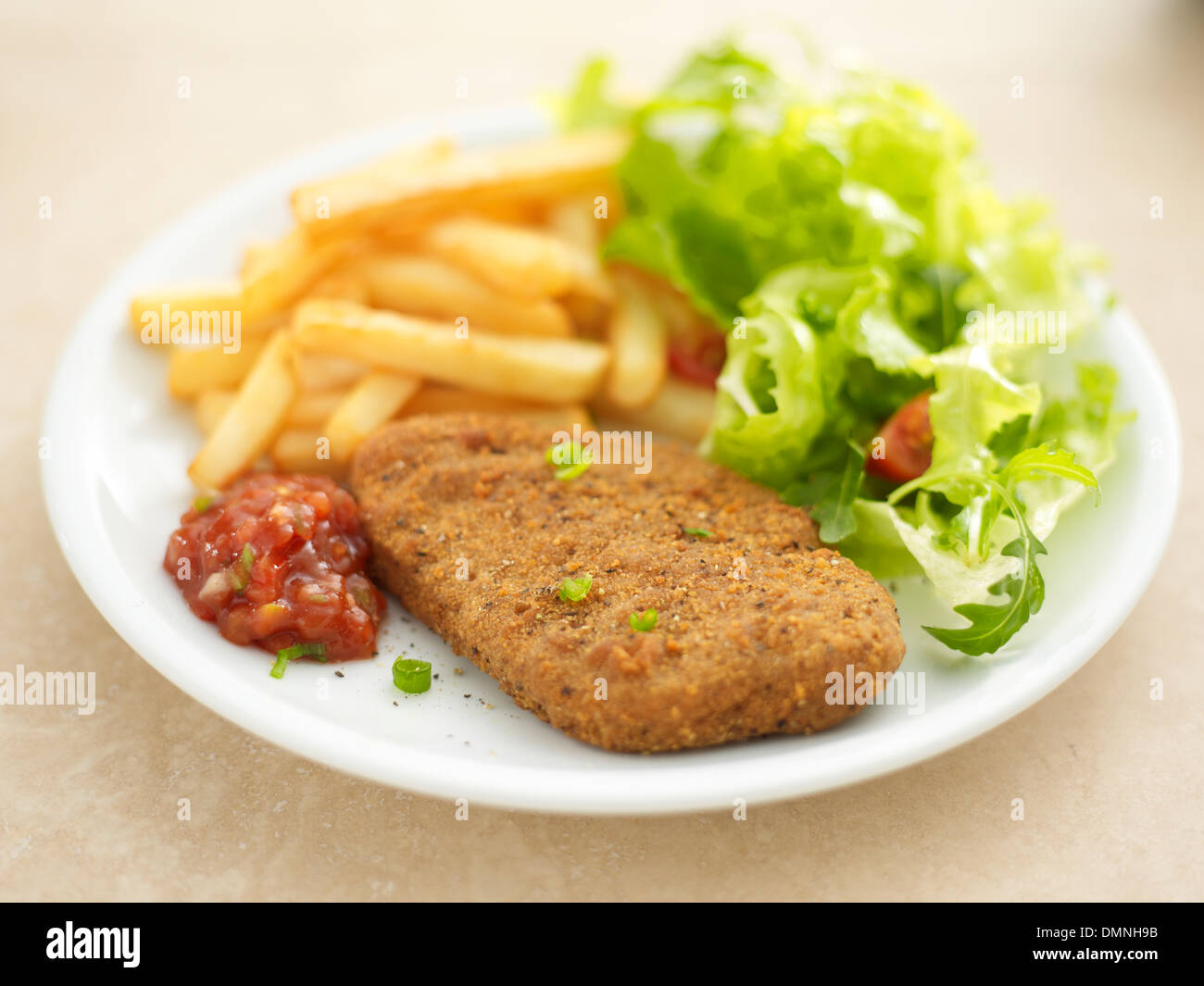 Huhn Stück chips Salat-Tomaten-Dip-sauce Stockfoto