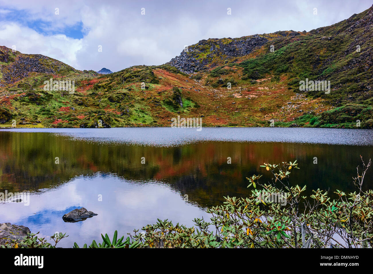 Ein natürlicher See, umgeben von hohen Bergen nördlich von Tawang im westlichen Arunachal Pradesh, Nordost-Indien. Stockfoto
