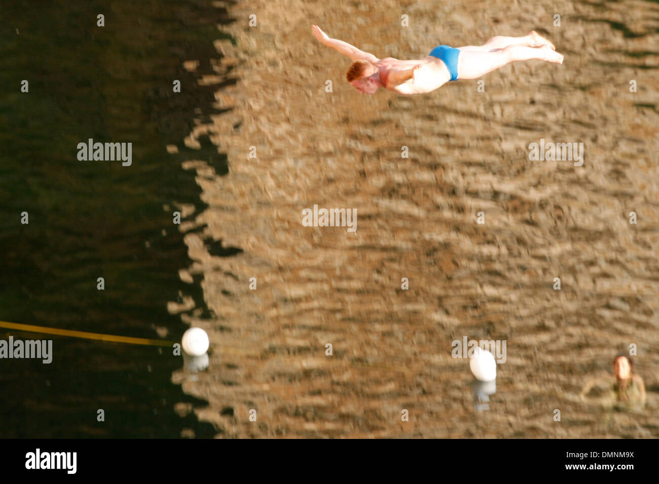 Sep 18, 2009 - Athen, Griechenland - A Klippenspringer üben tauchen aus 26 Metern Höhe vor dem Red Bull Cliff Diving Series 2009 Grande Finale am 20. September am See Vouliagmeni, nur außerhalb von Athen. (Kredit-Bild: © Aristidis Vafeiadakis/ZUMA Press) Stockfoto