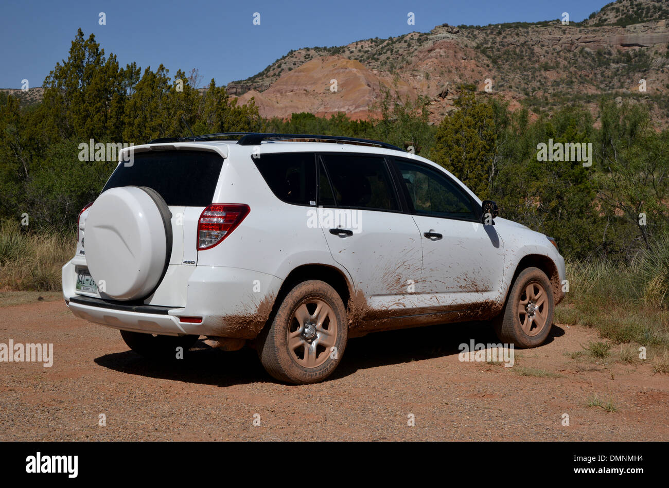 Schlamm spritzte weißen 2012 Toyota RAV4 geparkt, off-Road auf roten Schmutz im Palo Duro Canyon Park in Texas, USA Stockfoto