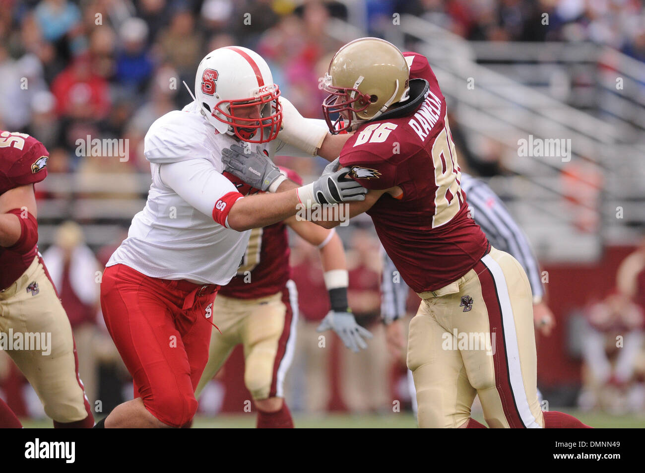 17. Oktober 2009 - Chestnut Hill, Massachusetts, USA - 17. Oktober 2009: North Carolina State Jeraill McCuller (50 l) blockiert Boston College Jim Ramella (86, R) während der North Carolina State Vs Boston College Football-Spiel im Alumni Stadium in Chestnut Hill, MA. (Kredit-Bild: © Geoff Bolte/Southcreek Global/ZUMApress.com) Stockfoto