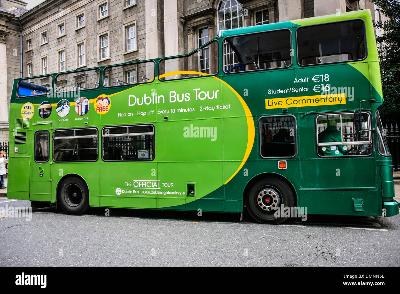 Green Dublin Bus Tour Fahrzeug begleitet eine Gruppe von Touristen durch die Stadt Stockfoto