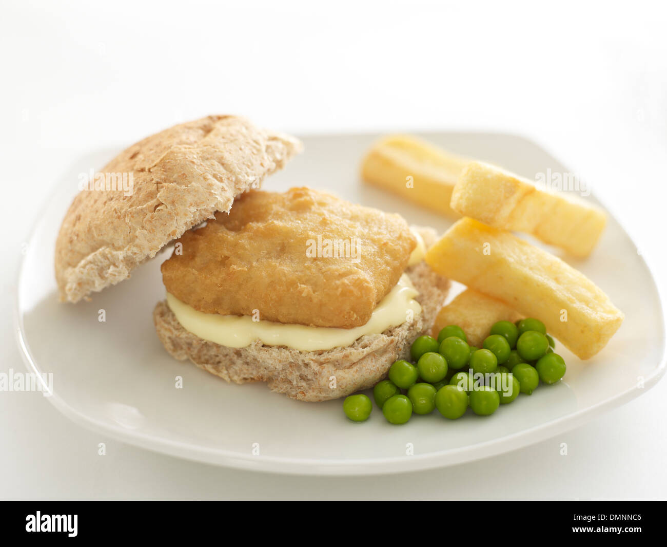 Fisch Teig Brot Sandwich Hühnerroulade chips Erbsen Stockfoto