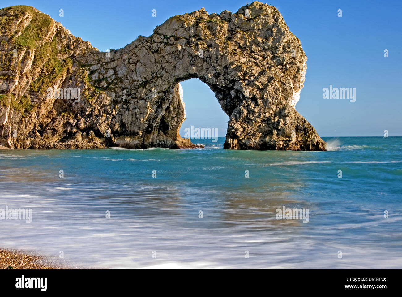 Durdle Door ist eine Ikone sea Arch durch Küstenerosion auf in Dorset Jurassic Coast Line erstellt. Stockfoto