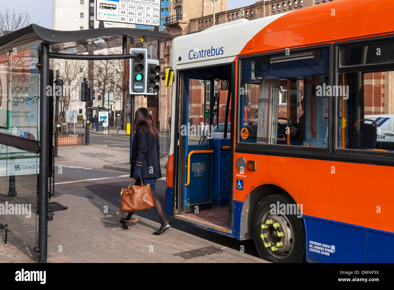 Frau, die immer aus einem Bus an einer Bushaltestelle in Leicester, England, UK Stockfoto