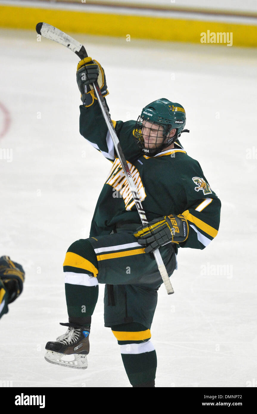 15. November 2009 - Chestnut Hill, Massachusetts, USA - 15. November 2009: Vermont John Vazzano (1) feiert nach ein Tor während der Hockey East Matchup an Kelley Rink in Chestnut Hill, Massachusetts. Vermont besiegt Boston College 3-2 in Verordnung. (Kredit-Bild: © Geoff Bolte/Southcreek Global/ZUMApress.com) Stockfoto