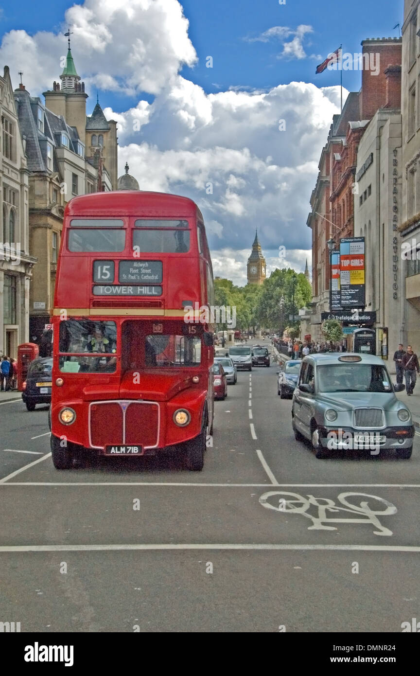 Routemaster Bus auf Whitehall mit Big Ben im Hintergrund. Stockfoto