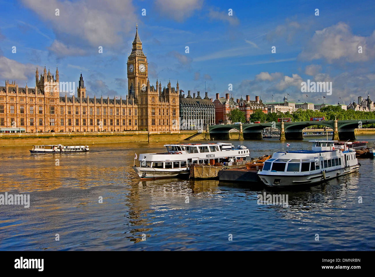 Boote auf dem Fluss Themse außerhalb der Häuser, Westminster in London mit Big Ben im Hintergrund. Stockfoto