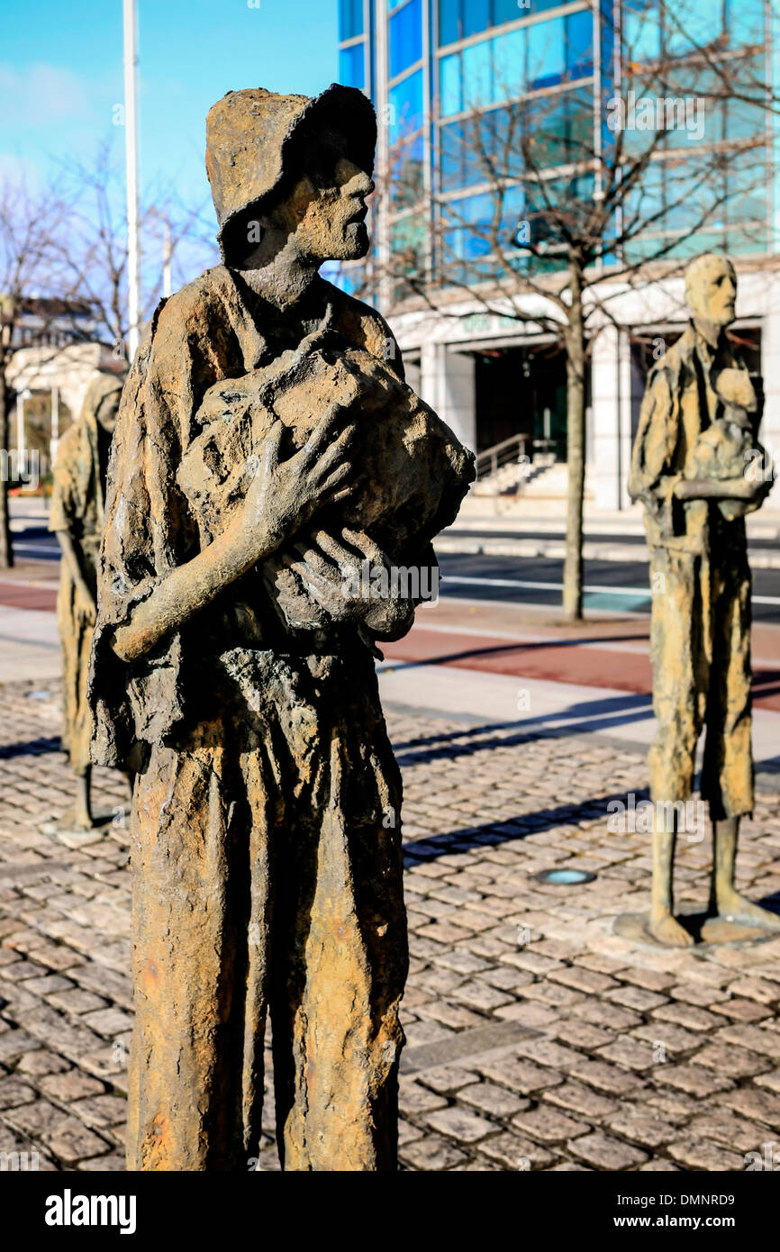 Die irische Hungersnot Skulpturen auf Custom House Quay in Dublin Irland Stockfoto