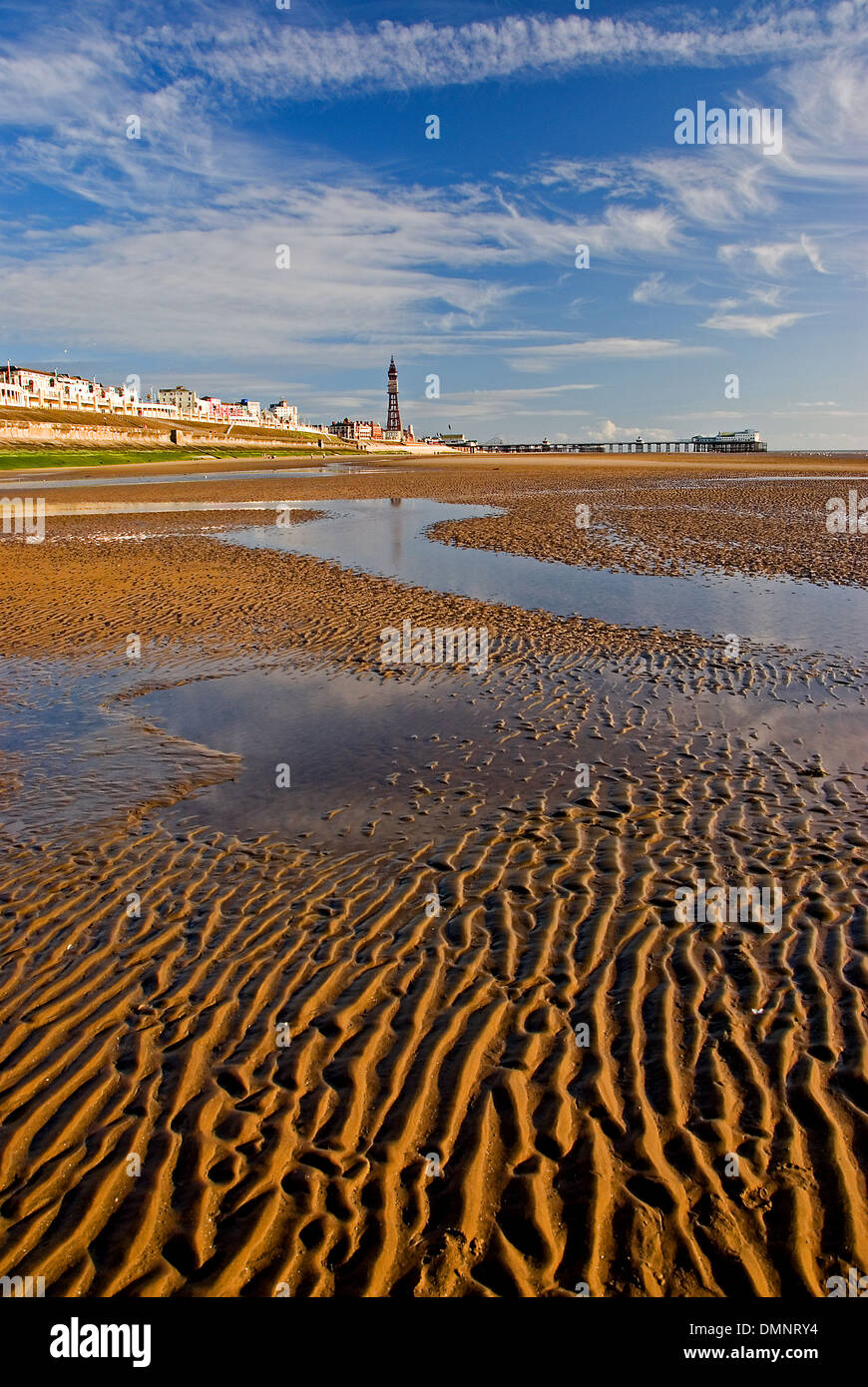 Ebbe in der irischen See macht weite Gebiete des plätschernden Sandstrände Blackpools Strandpromenade entlang. Stockfoto