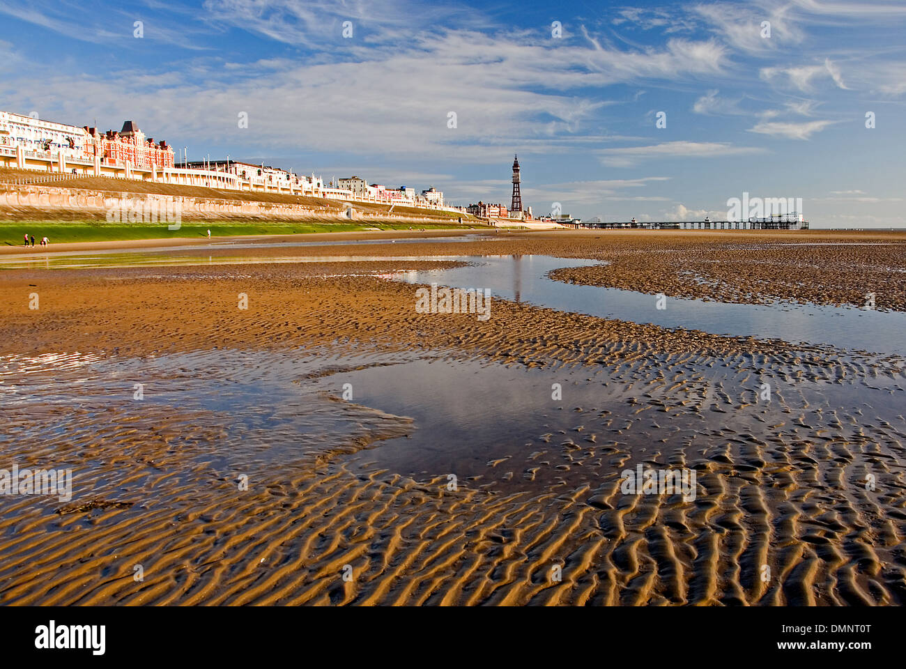 Ebbe in der irischen See macht weite Gebiete des plätschernden Sandstrände Blackpools Strandpromenade entlang. Stockfoto