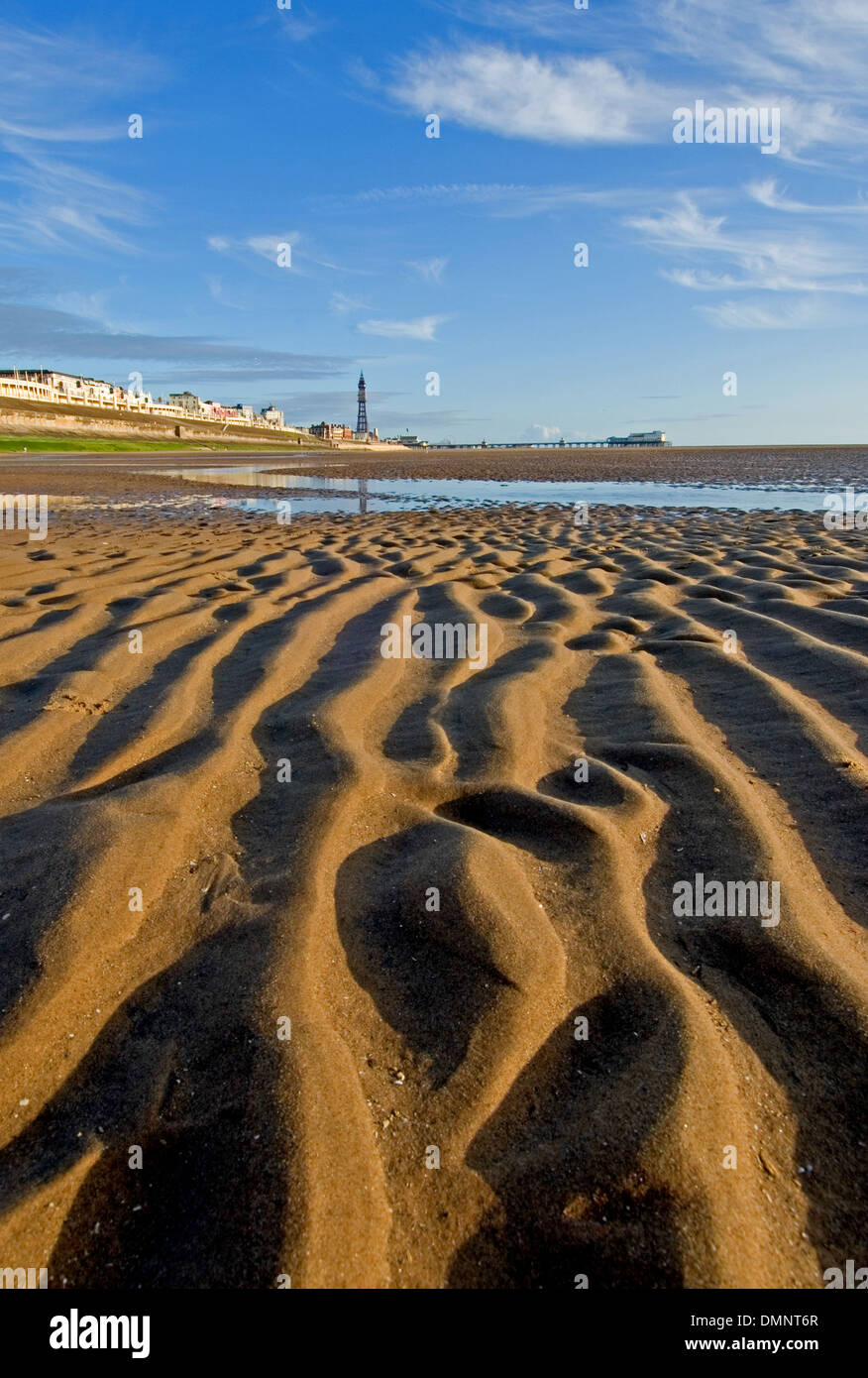 Ebbe in der irischen See macht weite Gebiete des plätschernden Sandstrände Blackpools Strandpromenade entlang. Stockfoto