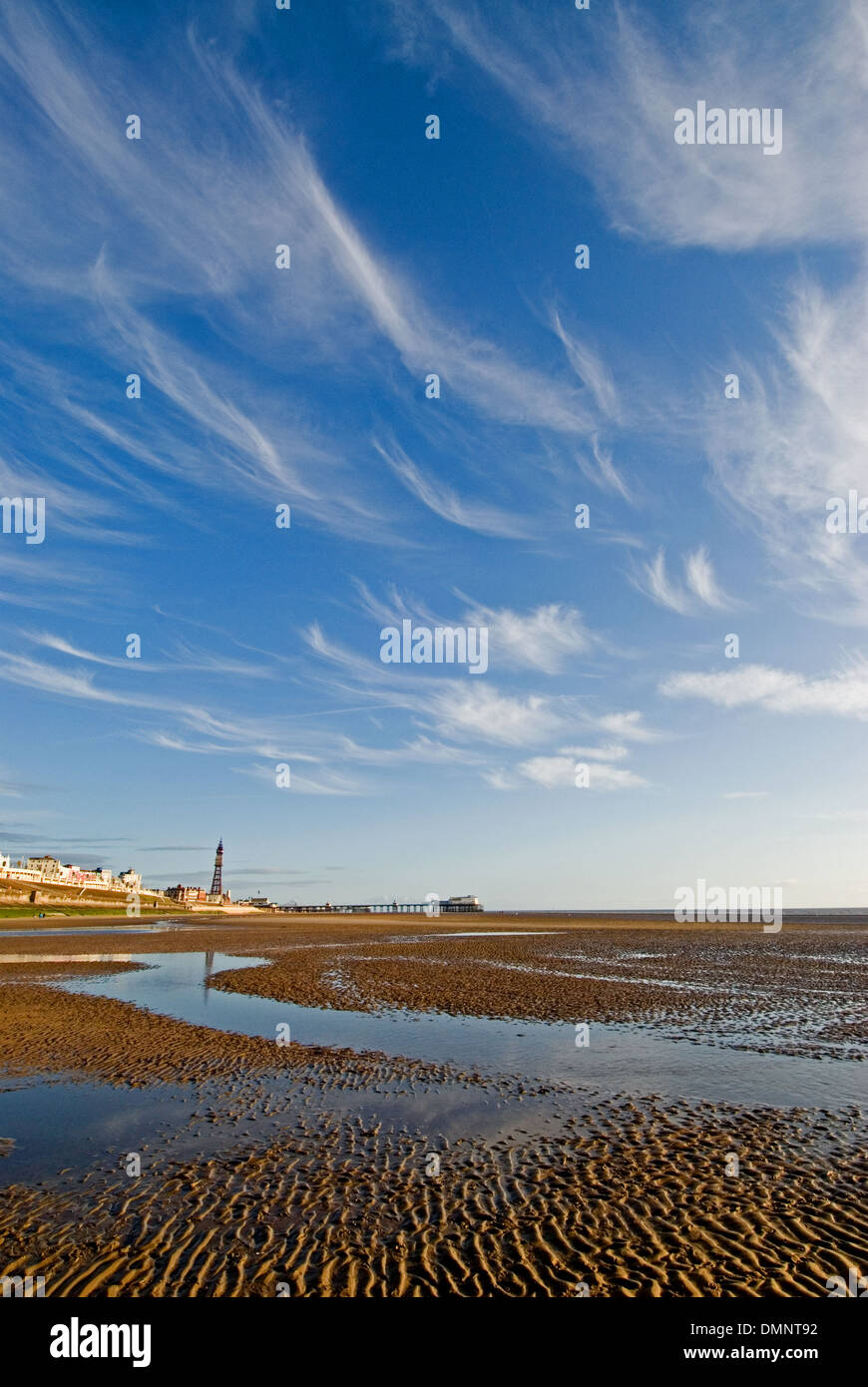 Ebbe in der irischen See macht weite Gebiete des plätschernden Sandstrände Blackpools Strandpromenade entlang. Stockfoto