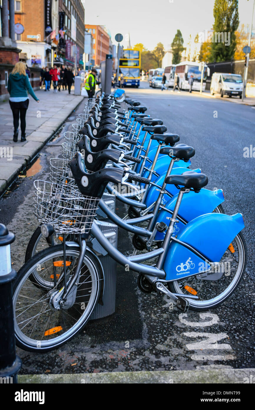 Blaue Fahrräder zu mieten für Touristen in Dublin, ein guter Weg, um  herumzukommen und umweltfreundlich Stockfotografie - Alamy