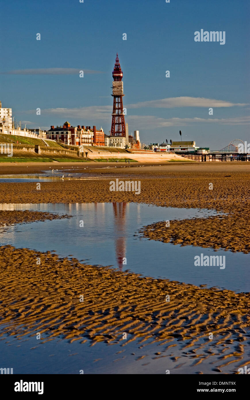 Ebbe in der irischen See macht weite Gebiete des plätschernden Sandstrände Blackpools Strandpromenade entlang. Stockfoto