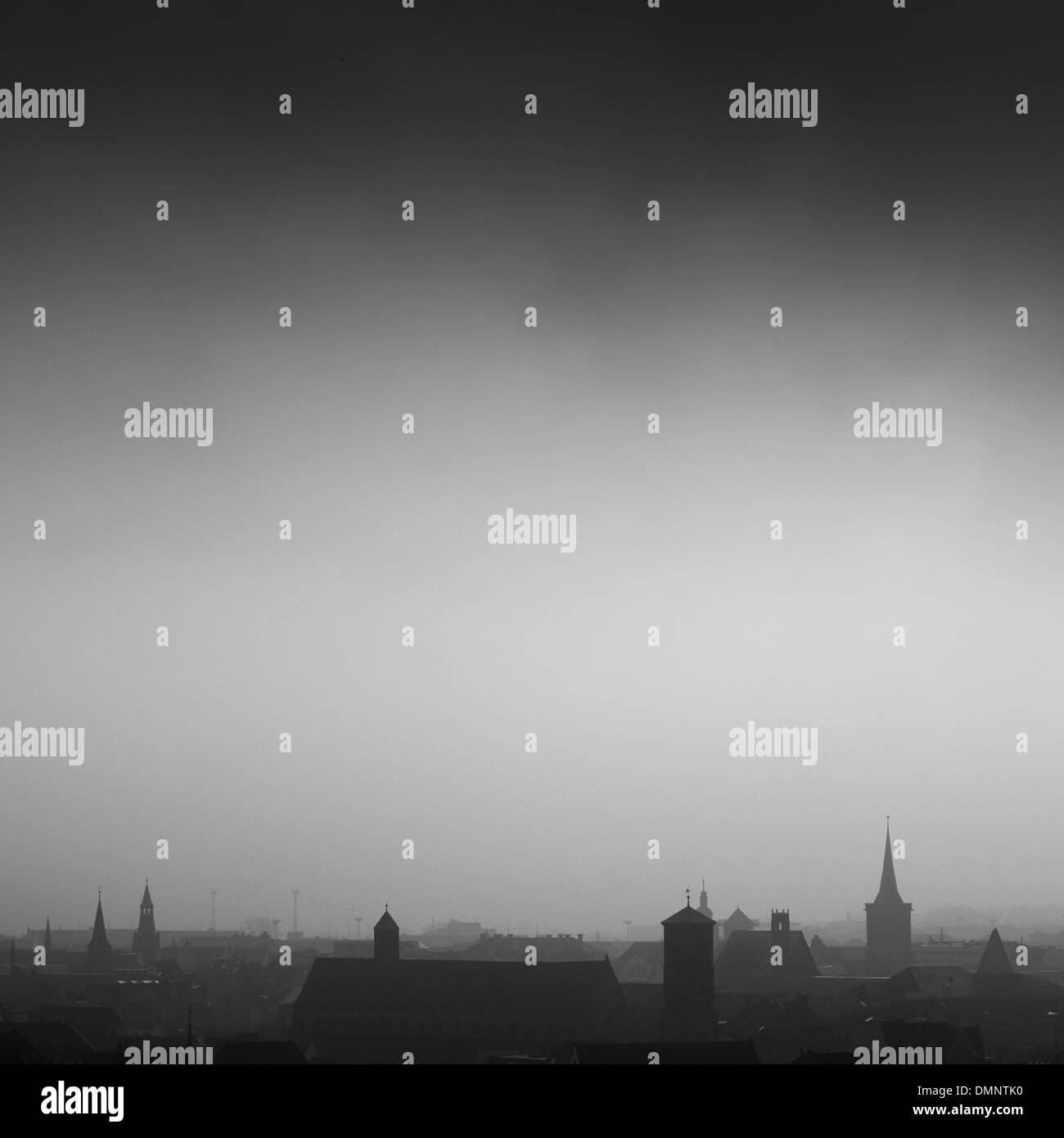 Stadtbild von Erfurt im Nebel, Thüringen, Deutschland, Europa Stockfoto